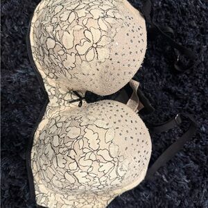 Victoria's Secret Floral Lace Bra in Cream and Black